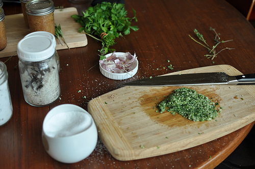 Die hausgemachte Zubereitung von Algensalz erlaubt uns, die Inhaltsstoffe zu kontrollieren, die wir unserem Körper auf natürliche Weise zufügen möchten. (Foto: Food in Jars/ Flickr.com)