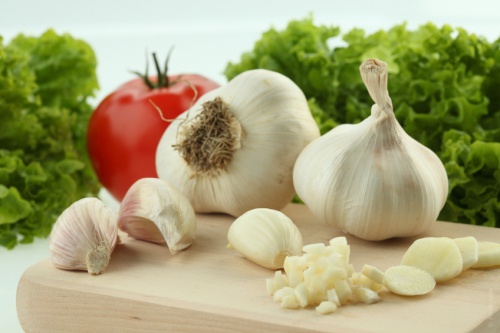 Knoblauch kann gegen Tinnitus helfen