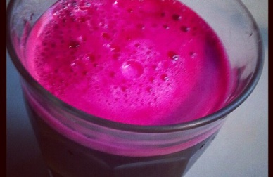 Aufbauender Smoothie aus Roten Beete, Karotte und Apfel