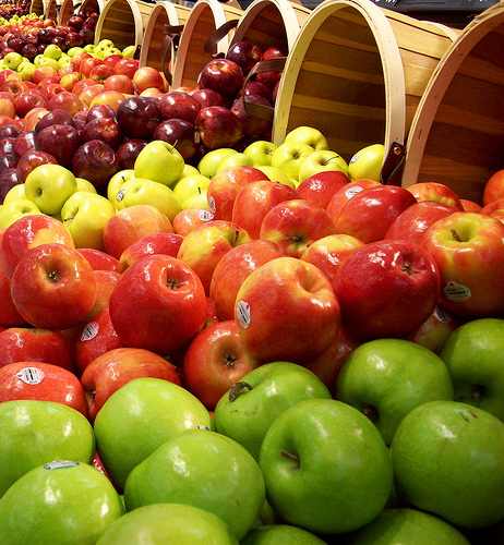 Verschiedene Sorten Äpfel auf dem Markt