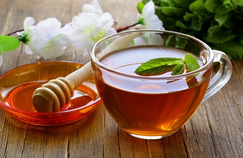 Reinigender Tee mit Honig und Essig