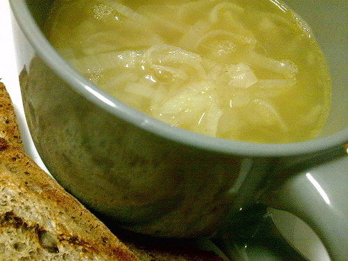 Zwiebelsuppe in einer Tasse