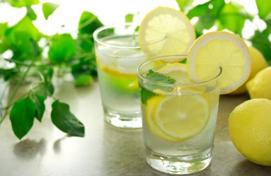 Warmer Zitronensaft zum Frühstück?