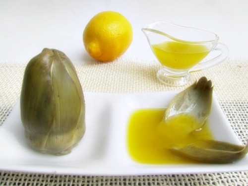 leckere Artischocken zubereiten mit Zitrone und Öl