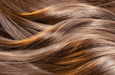 Wie man das Haarwachstum natürlich anregen kann