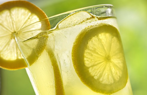 Vorteile von Zitronenwasser am Morgen