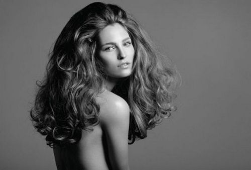 Voluminöses Haar und glatte Haut