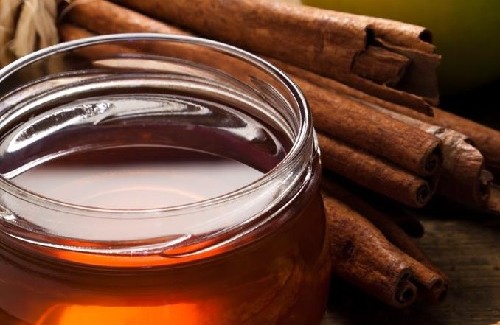 Wie Zimt und Honig gegen Arthritis helfen könnte