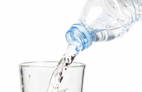 Wie viel Wasser braucht der Körper täglich? Wie viel Wasser braucht der Körper täglich?