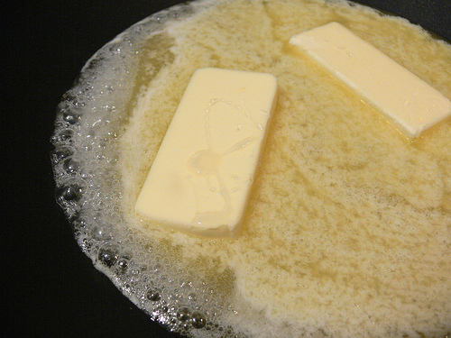 Butter zerläuft in der Pfanne