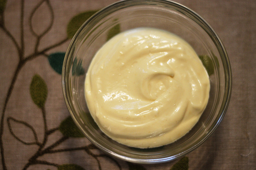 Mayonnaise in einem Schüsselchen