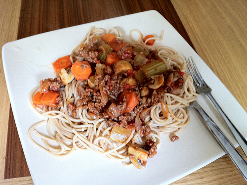 Pasta mit Gemüse und Hackfleisch