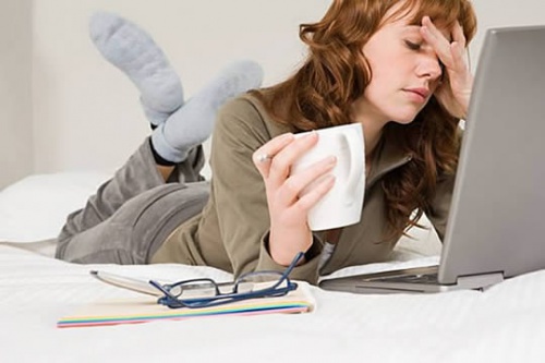 Zu langes vor dem Computer sitzen, kann für gerötete Augen sorgen