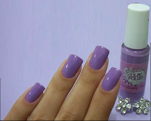 starke Nägel mit lila Nagellack