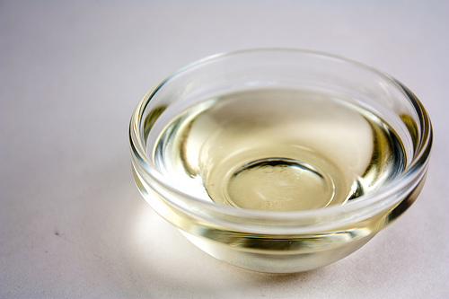 Kokosöl in einem Glasschälchen