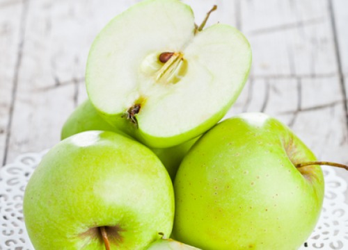 Grüne Äpfel auf nüchternen Magen