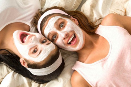 Mädchen mit Gesichtsmasken