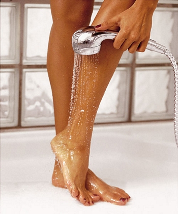 Eine kalte Dusche erfrischt und macht schöne Beine