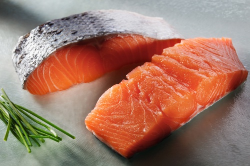 Lachs enthält Fette, die gesund sind
