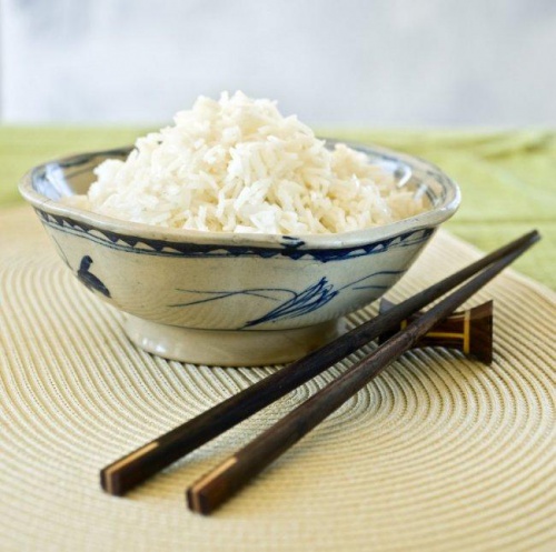 Reisteller auf Unterlage mit Stäbchen
