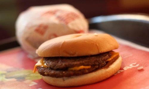 So sieht ein McDonalds-Hamburger nach fünfjähriger Lagerung aus