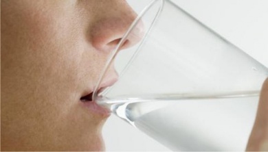 Morgens ein Glas Wasser auf nüchternen Magen!