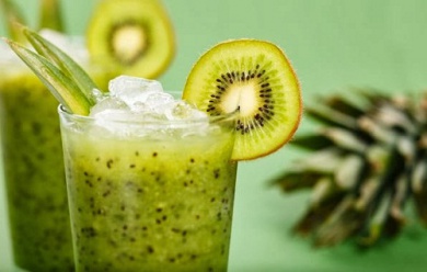 Natürlicher Shake aus Kiwis und Salat zum Abnehmen