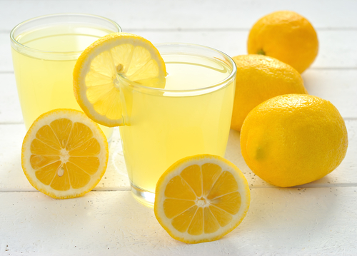 Jeden Morgen Wasser mit Zitrone!