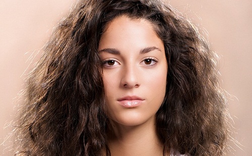 8 einfache Tricks, um widerspenstiges Haar zu bändigen