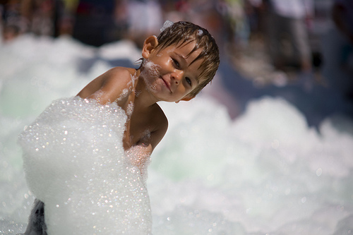 Ein kleiner Junge genießt ein Bad in Schaumwasser