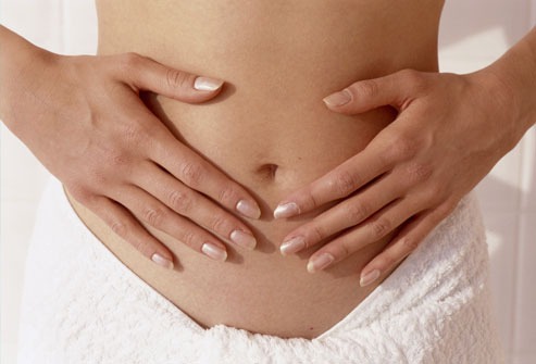 Frau hält sich den Bauch