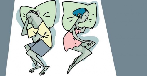 Paar wendet sich im Schlaf von einander ab
