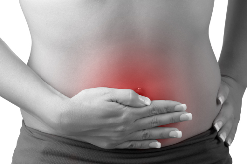 Bauchschmerzen können ein Symptom einer Lebensmittelvergiftung sein