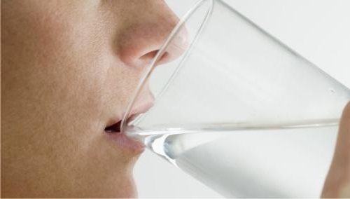 Wasser trinken, wenn du oft nach dem Essen müde bist