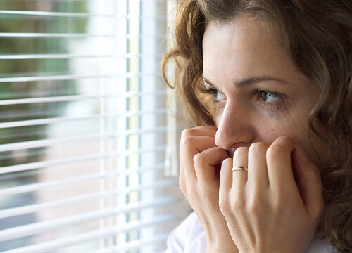 Frau weint und hat Angst