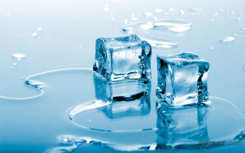 Eiswürfel machen kaltes Wasser