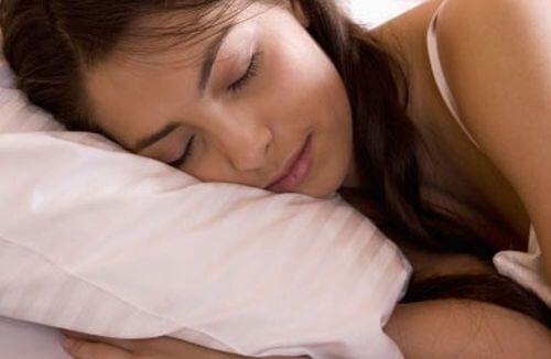 4 einfache Tipps, die dich besser schlafen lassen