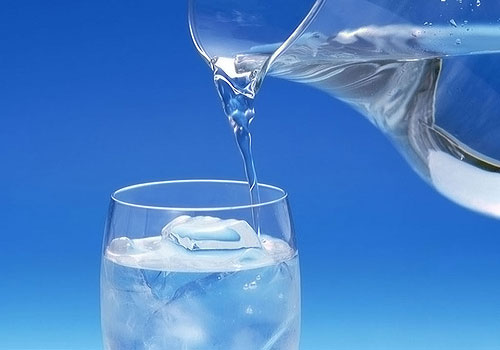 Ist es schädlich, kaltes Wasser zu trinken?