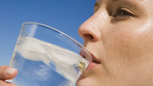 Kaltes Wasser trinken
