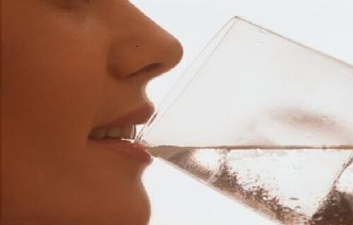 Kaltes Wasser trinken