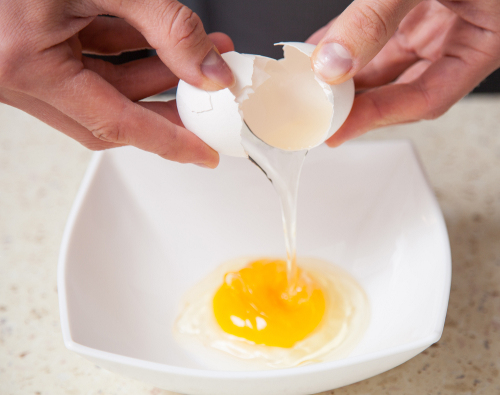 Ei aufschlagen und dann Eierschalen verwerten