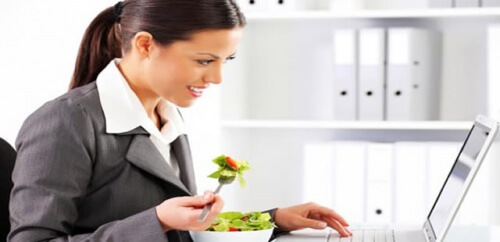 im-büro-essen-führt-zu-depressionen