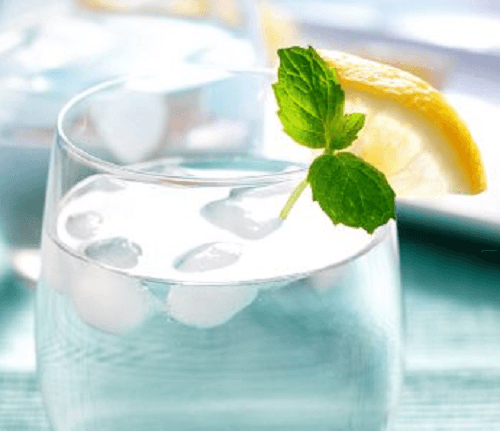 4 Gläser Wasser auf nüchternen Magen