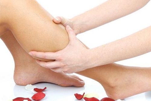 Krämpfe in den Beinen sind Anzeichen von Vitaminmangel