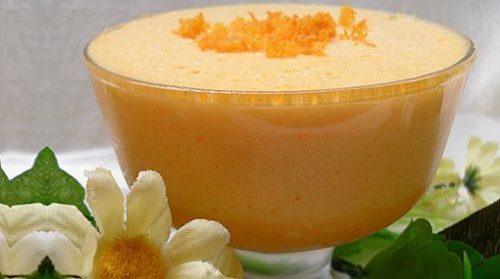 Nachspeise aus Orange und Gelatine