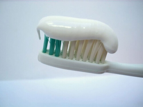 Was steckt eigentlich in Zahnpasta?