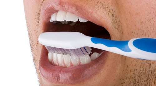 Mann putzt seine Zähne