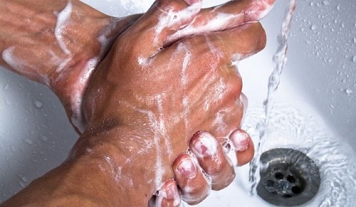 Hände waschen mit Zucker