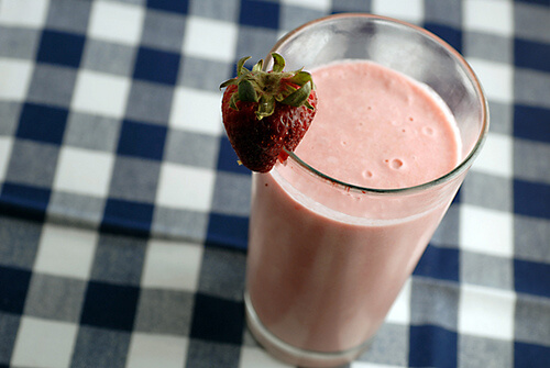 Erdbeershake für kräftige Nägel