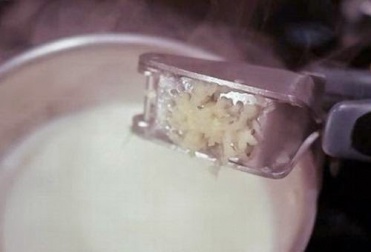 Knoblauchmilch zur Linderung von Ischias